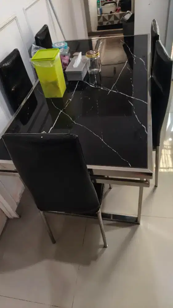 Meja makan minimalis