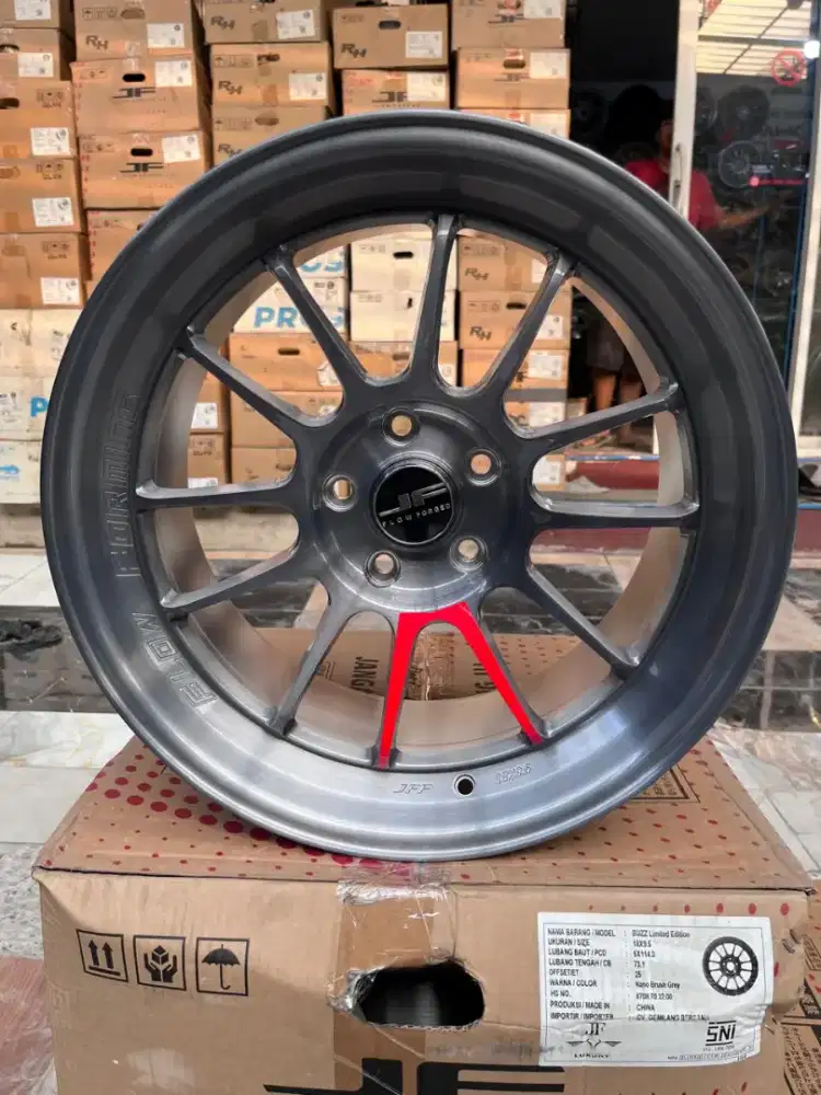 Venom5 ring 18x9,5 pcd 5x114,3 ET 25 brush grey. Innova reborn zenix
