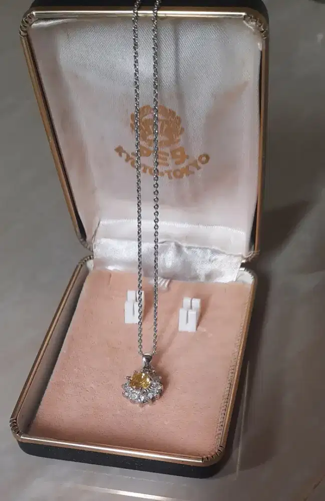 Kalung liontin batu kuning muda