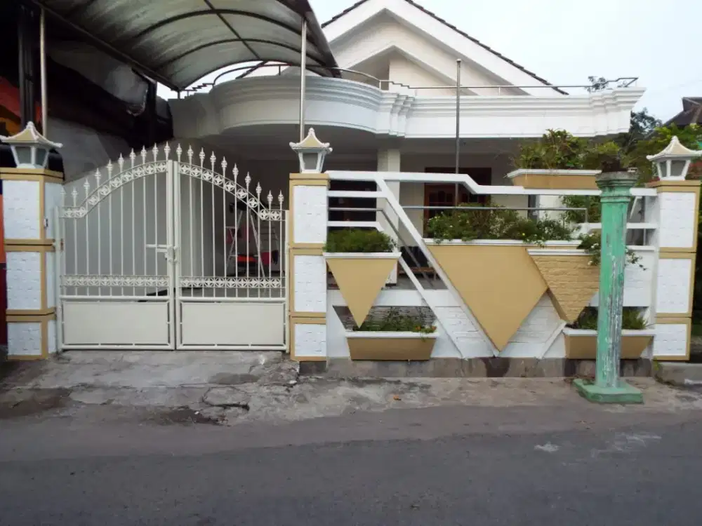 Dijual rumah besar beseeta isinya di Krian JaTim