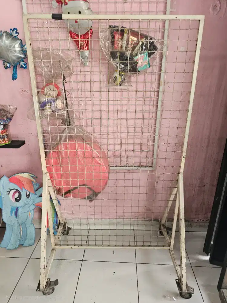 Rak display besi