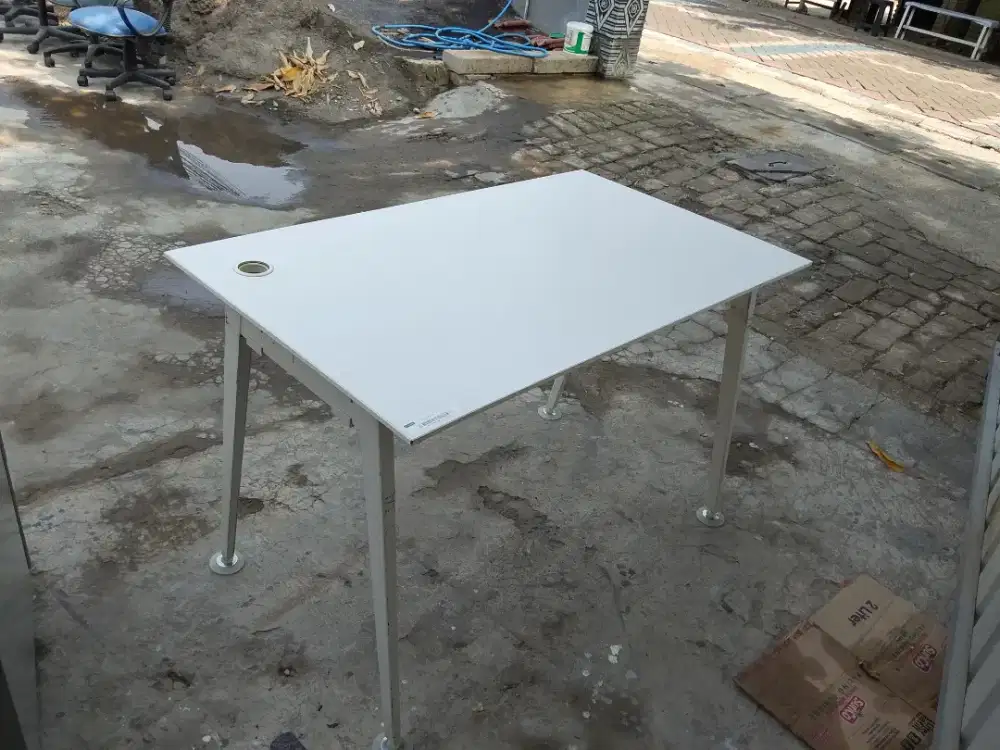 Meja kantor kaki besi