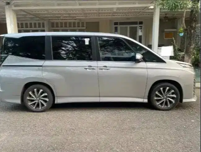 Dijual Toyota Voxy 2.0 AT 2022 Tangan Pertama Pajak Panjang