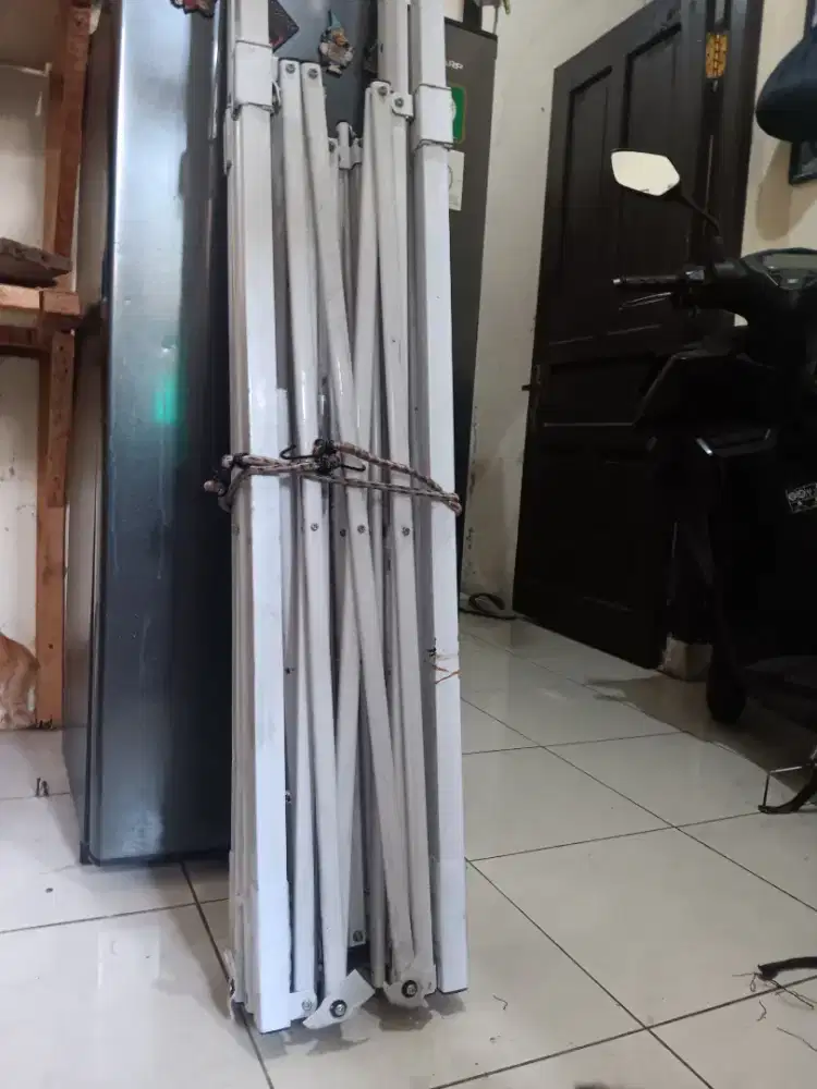 Dijual 250 rb rangka besi tenda kondisi masih bagus. ukuran 2x3