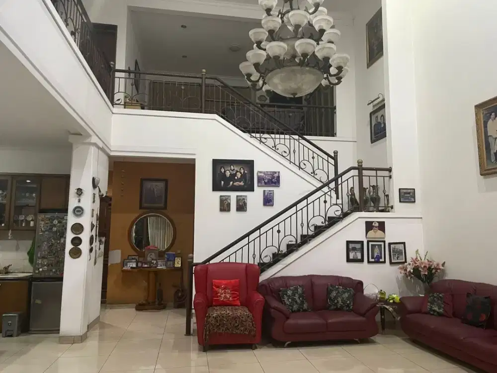 Dijual Rumah 2 Lantai Semi Furnish di Batununggal Indah