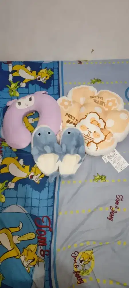 dijual paket bantal leher dengan sendal karakter
