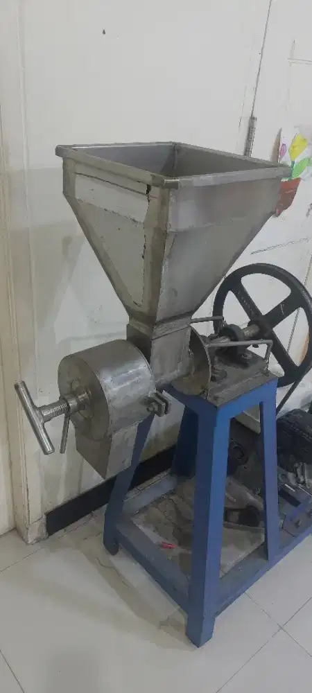 Mesin giling kemiri