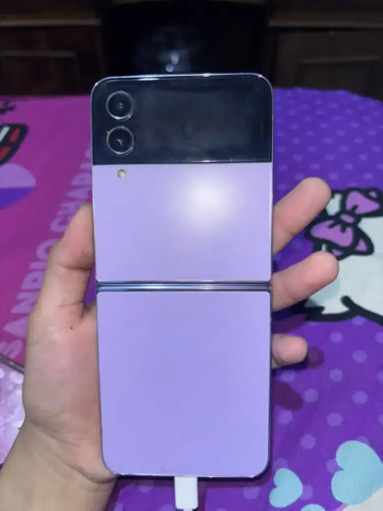 SAMSUNGG FLIP4.