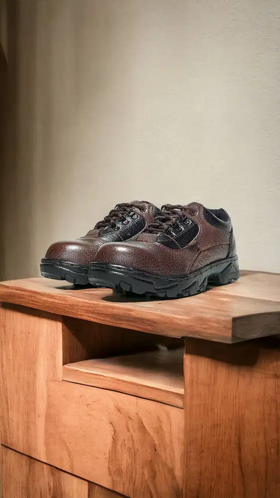 Simpel Sepatu safety desain ergonomis Karawang