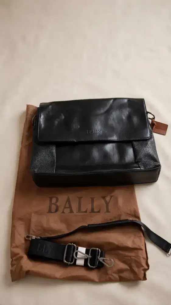 Tas kulit warna hitam merek bally
