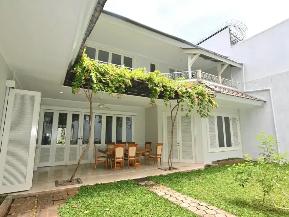 Disewa Rumah lux dengan kolam renang di Jl Maluku, Gondangdia, Menteng
