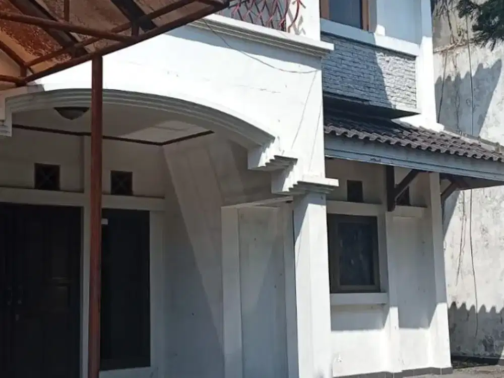 Disewakan rumah mewah dan megah 3  lantai  parkiran  luas  dan ada tanah blkg nya di jln utama komplek  setra indah  Setrasari sutami bandung kota
