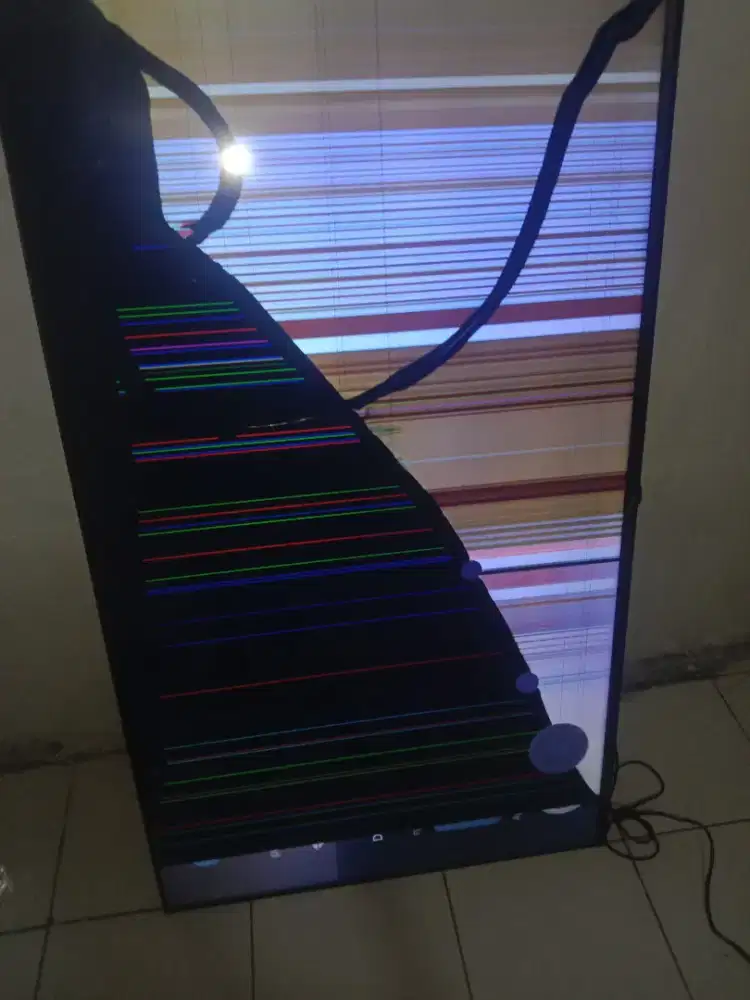 Tv led smart AQUA 55 in... Minus layar retak.. Mesin masih orie.
