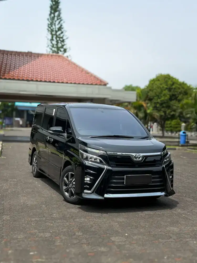 Toyota Voxy 2.0  2019