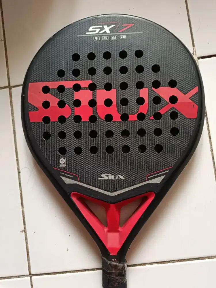 Dijual Raket Padel SIUX kondisi retak sebelah.