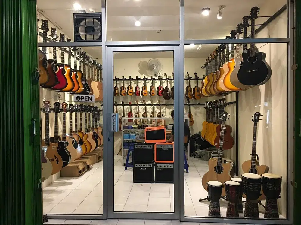 Cari karyawan jaga toko alat musik