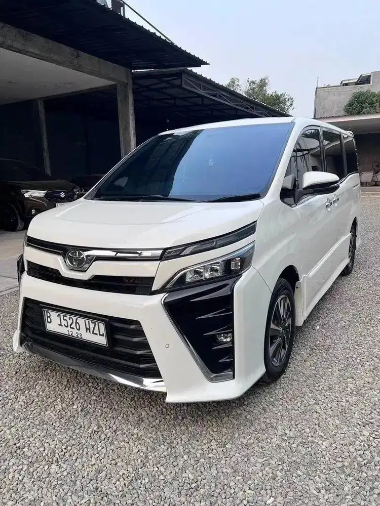 Dijual Toyota Voxy 2018 Matic Pajak Panjang Ban Michelin Baru