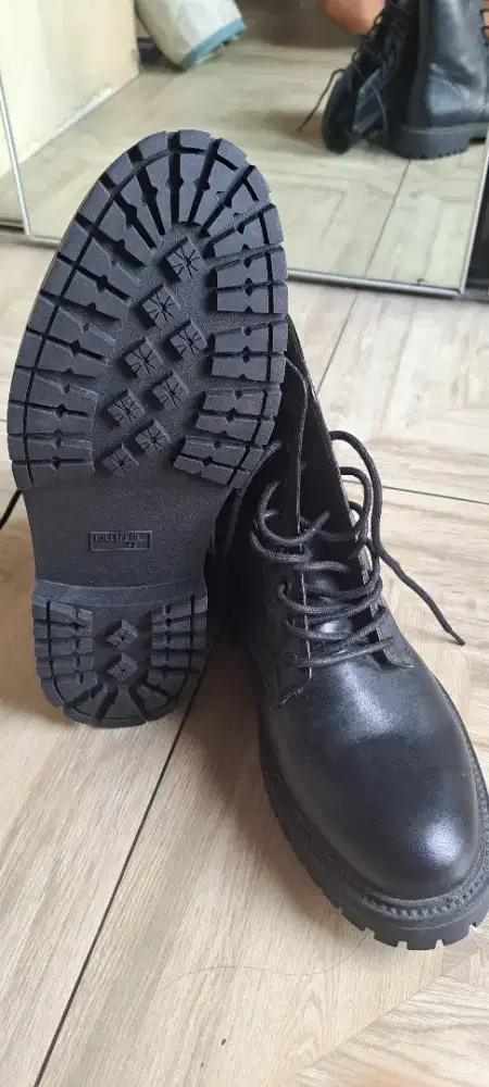 Sepatu boot hitam