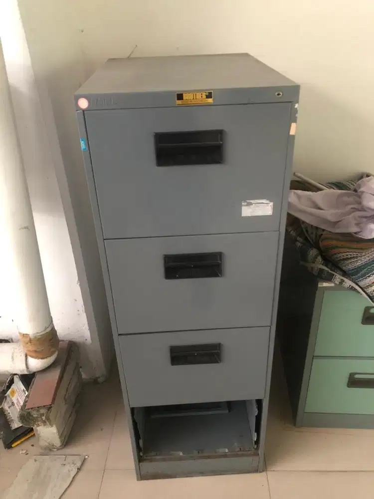 Lemari cabinet full besi