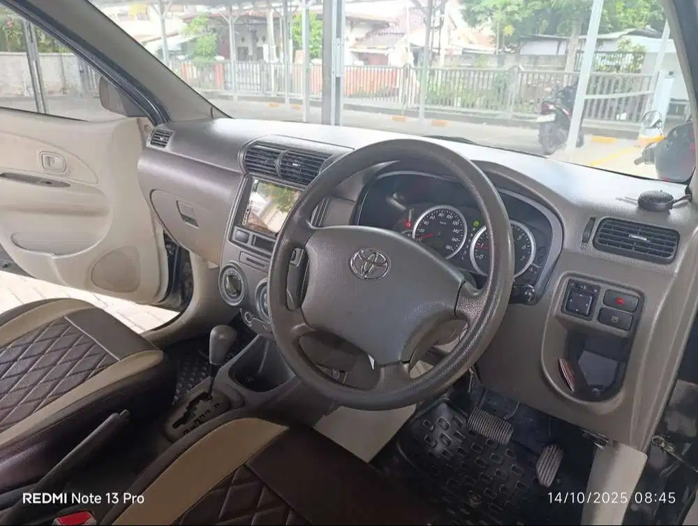 toyota avanza (2010)