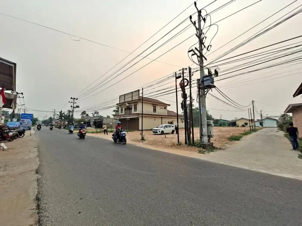 tanah pinggir jalan aspal mata merah