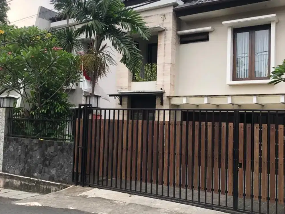 Rumah Mewah 2.5 Lantai SHM dengan Pool Pribadi di Permata Hijau Jaksel