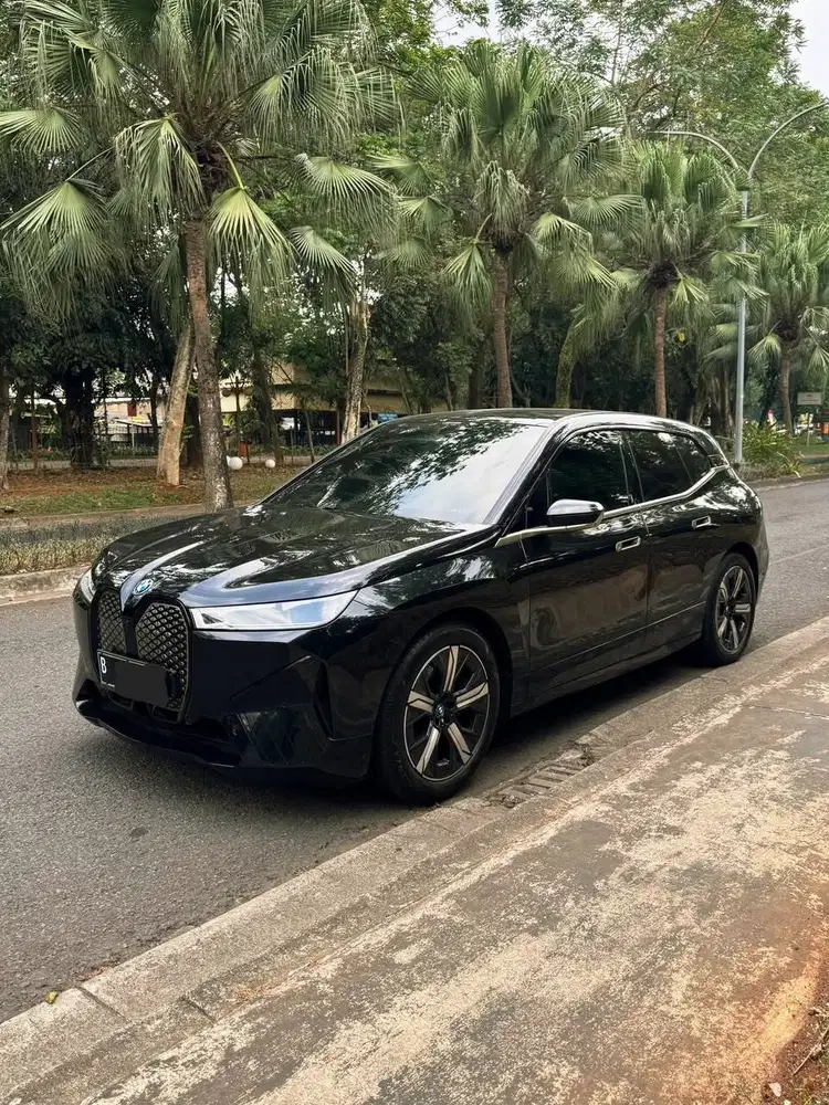 [Km15RB] BMW iX EV xDrive40 Hitam Nik 2023