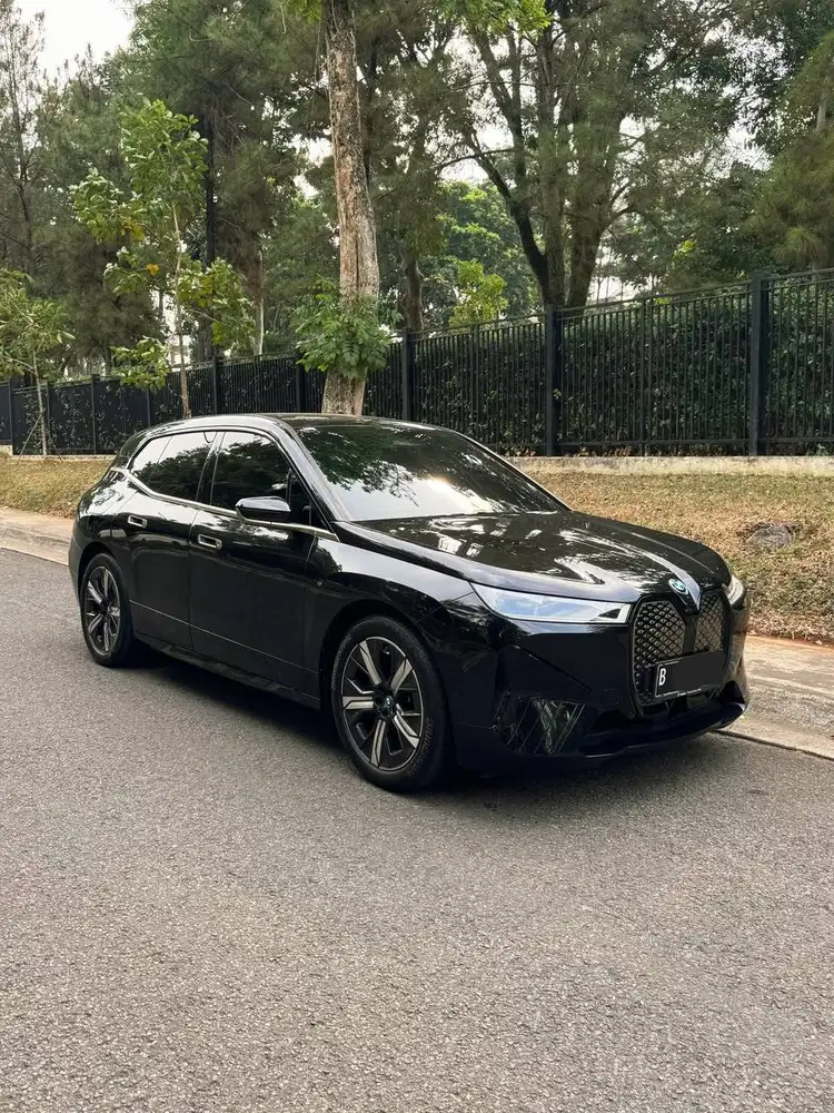[Km15RB] BMW iX EV xDrive40 Hitam Nik 2023