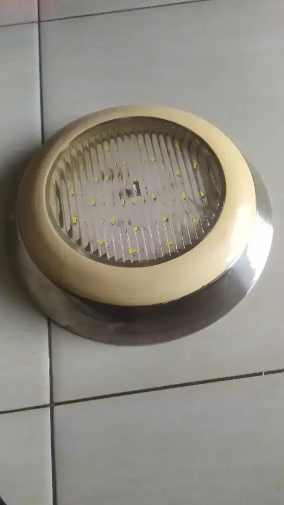 Lampu kolam renang