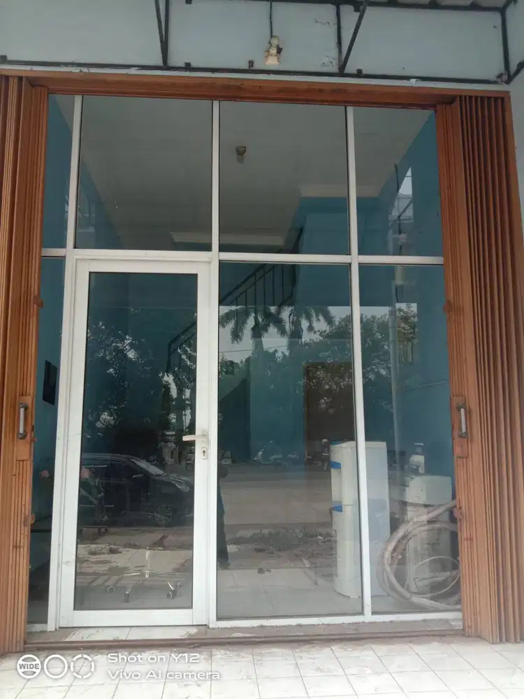 Pintu dan jendela kaca kantor