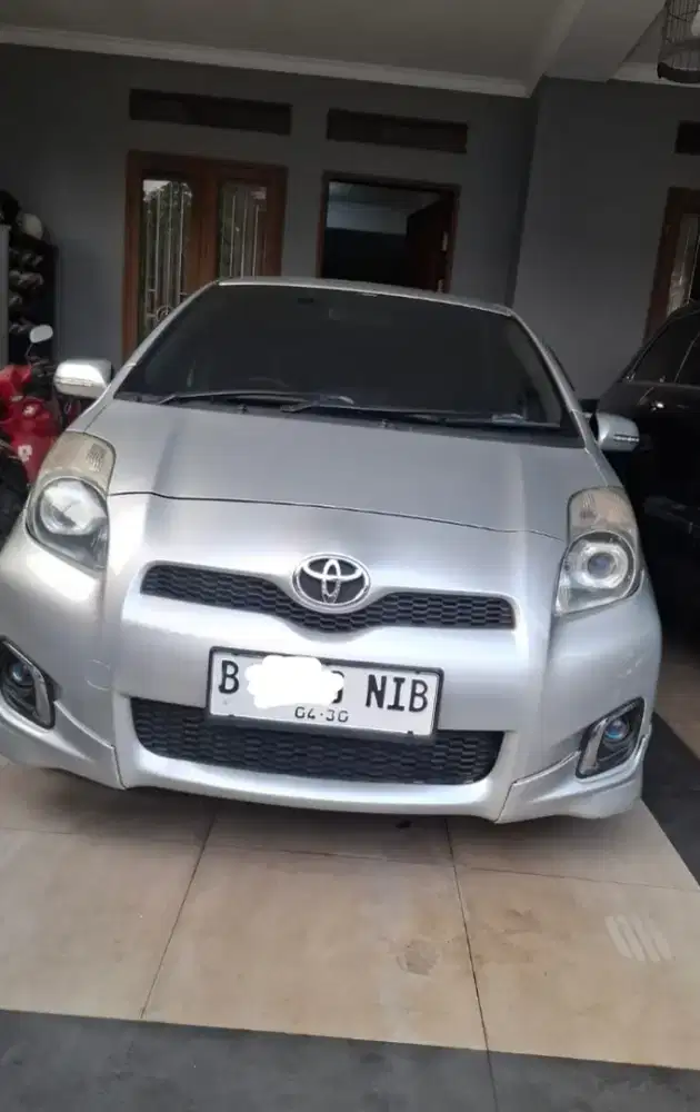 Toyota yaris E 2012