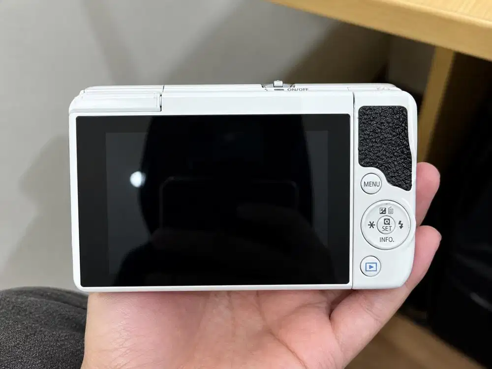 PRELOVED KAMERA CANON M10