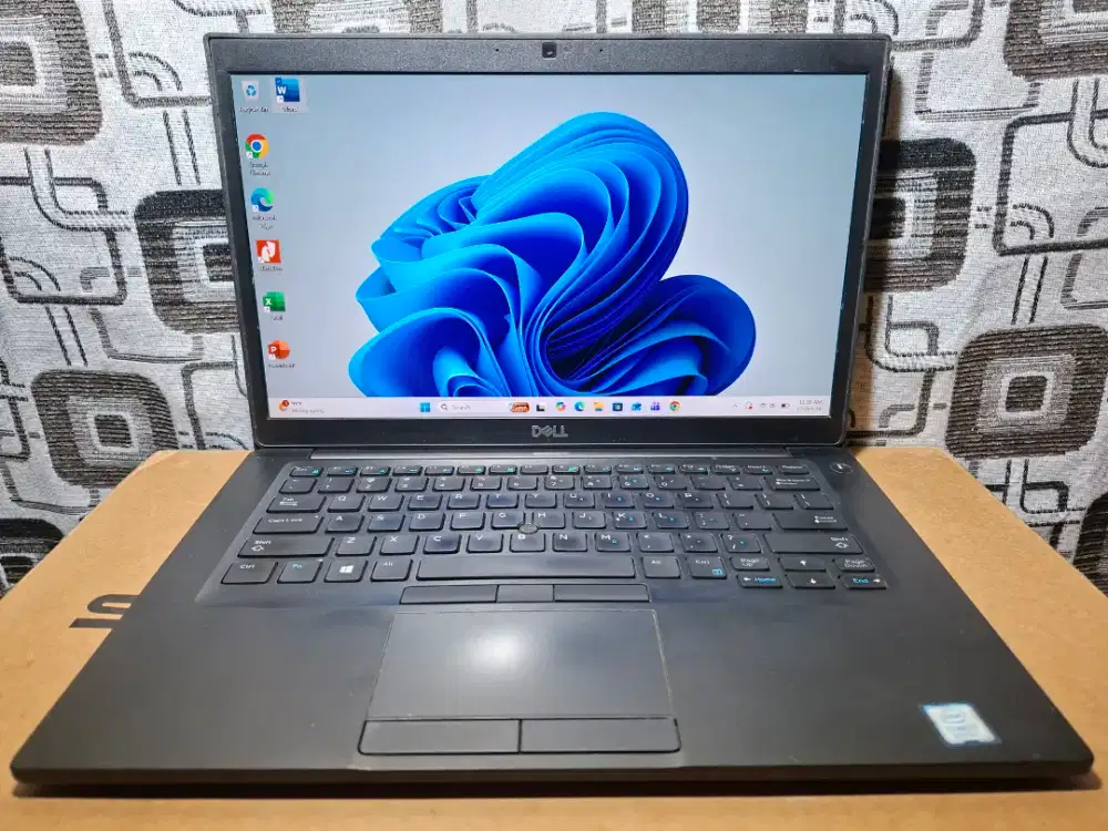 Laptop Dell Core i7 Touchscreen ram 8gb keyboard nyala layar FHD