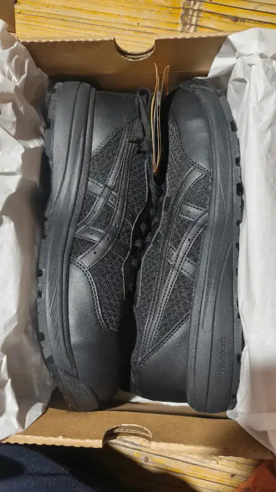 Jual sepatu  Asics original baru winjob CP221 SIZE 42.5