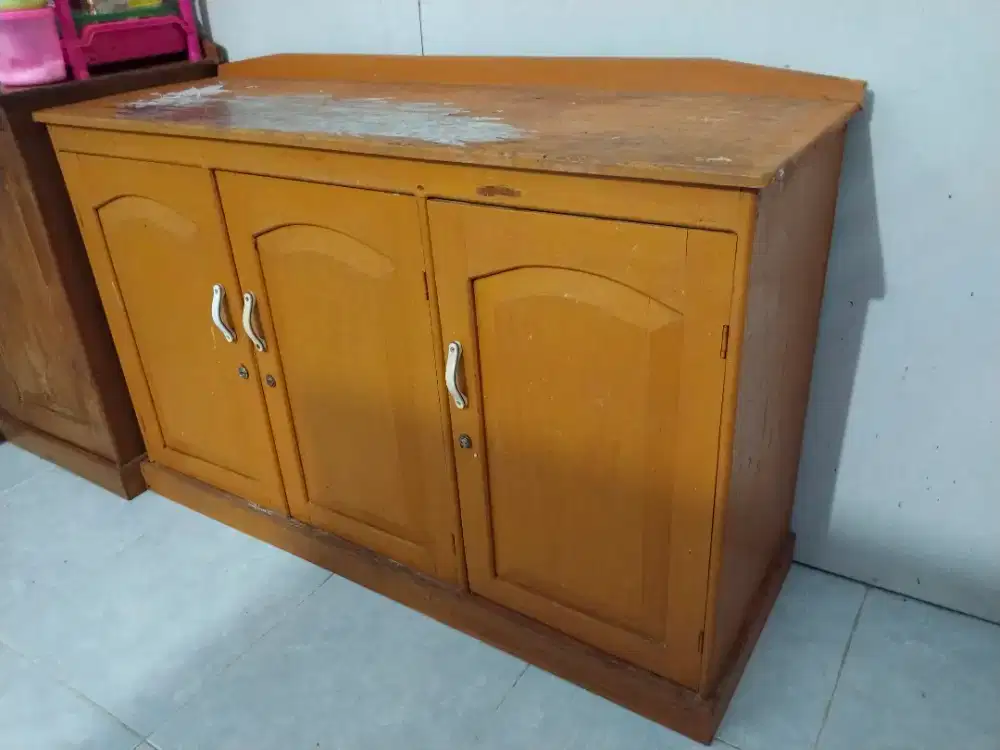 Lemari kayu kondisi baik