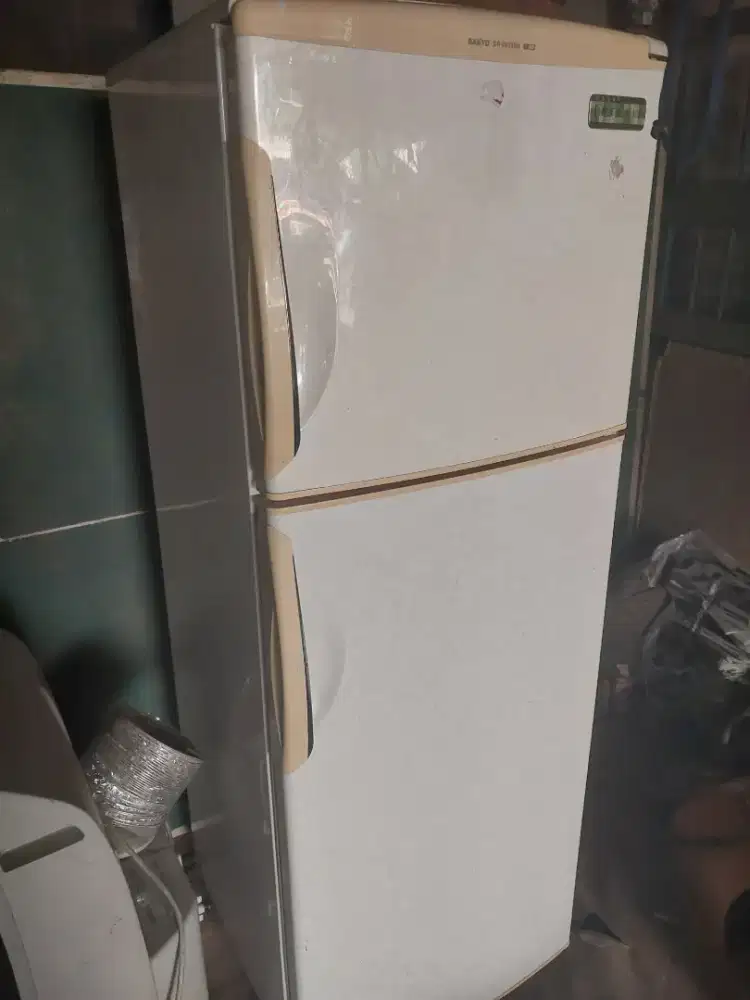 Di jual kulkas sanyo 2 pintu,normal ori siap pakai