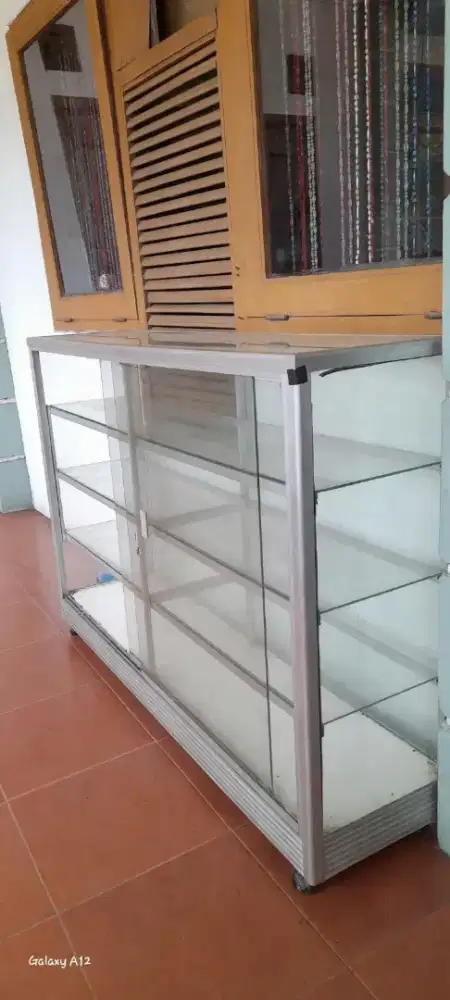 Etalase buat jualan