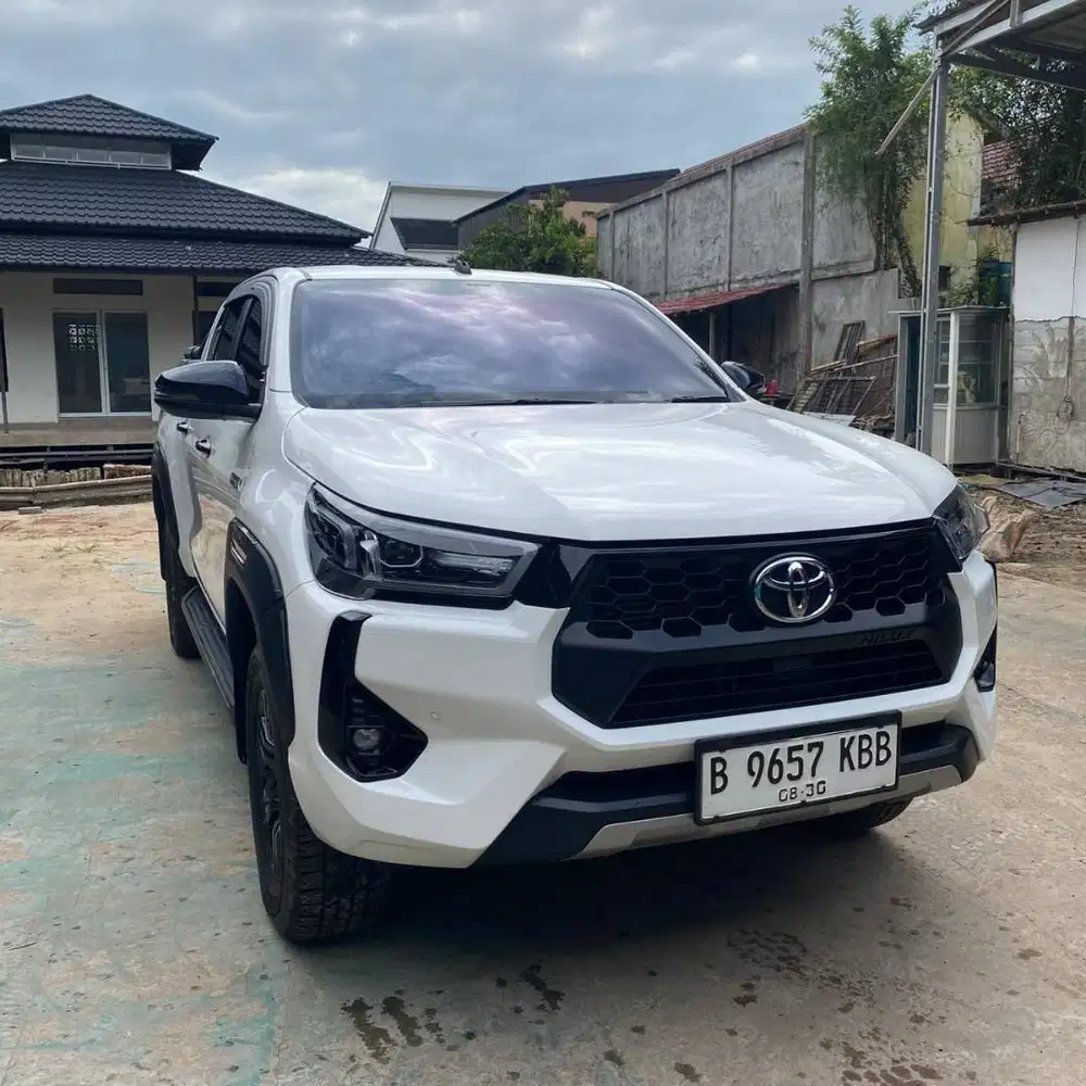 DIJUAL TOYOTA HILUX DOUBLE CABIN V 4x4 AT 2025