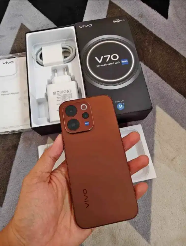 Vivo v70 5g ram 12/256gb like new garansi