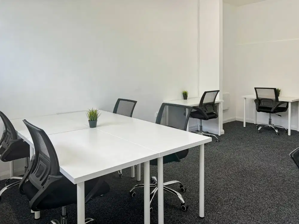 Akses all-inclusive ke ruang kerja, kantor virtual, dan ruang rapat di HQ Hervi Office Space