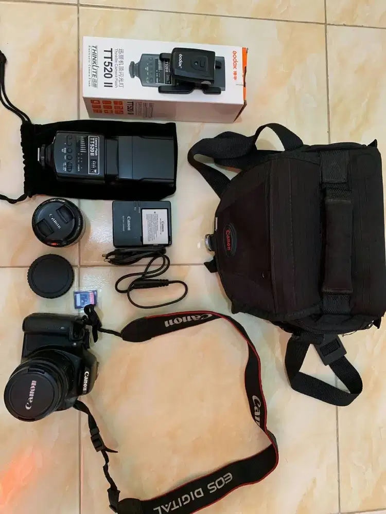 Jual Kamera Canon 600D. Lensa Fix 50mm Flash Godox TT520 II