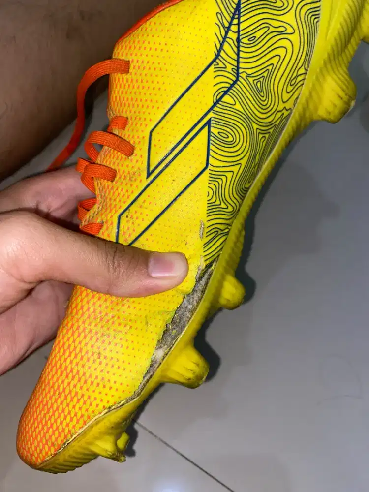 Sepatu bola Mills UK 41 minus jebol kaki kanan NEGOIN
