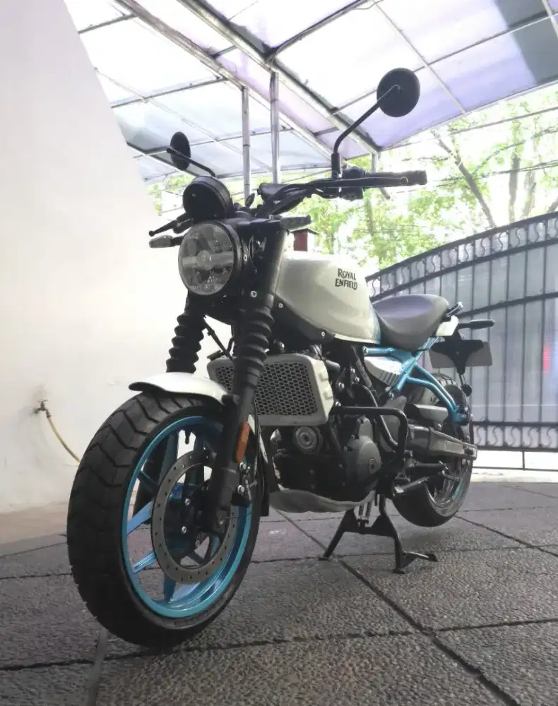 ROYAL ENFIELD GUERILLA 450 BRAVA BLUE 2025