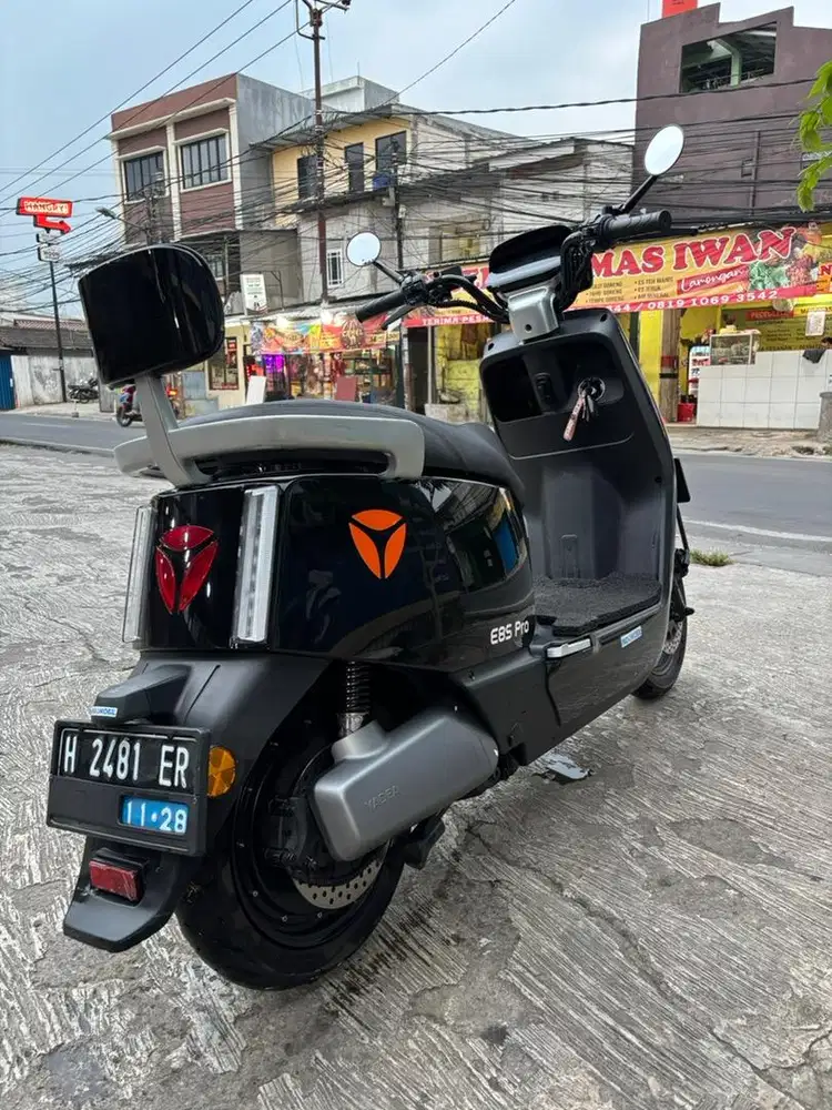Yadea e8spro hitam