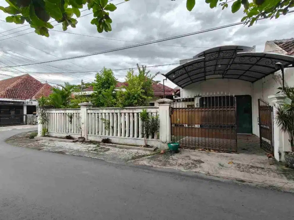 Rumah Bagus Halaman Luas di Mangkubumen Solo