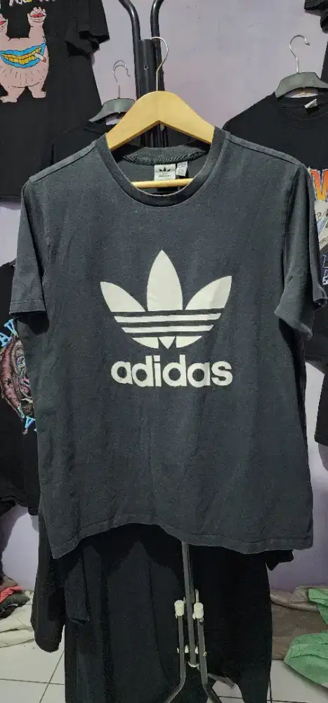 Kaos adidas bunga