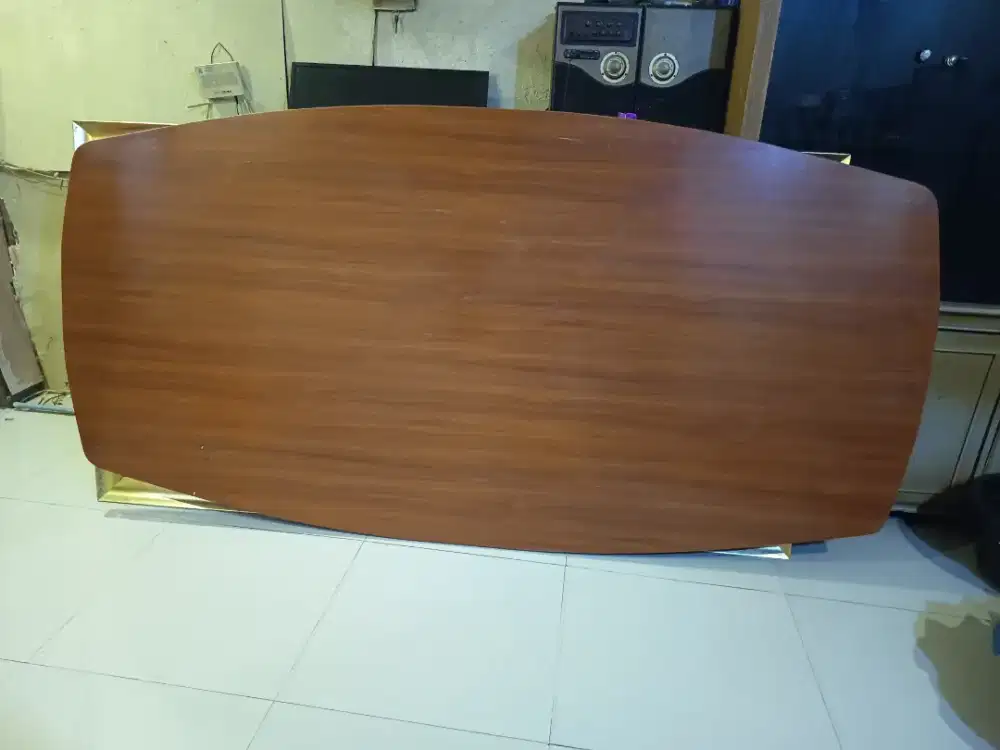 Meja makan tanpa kaki