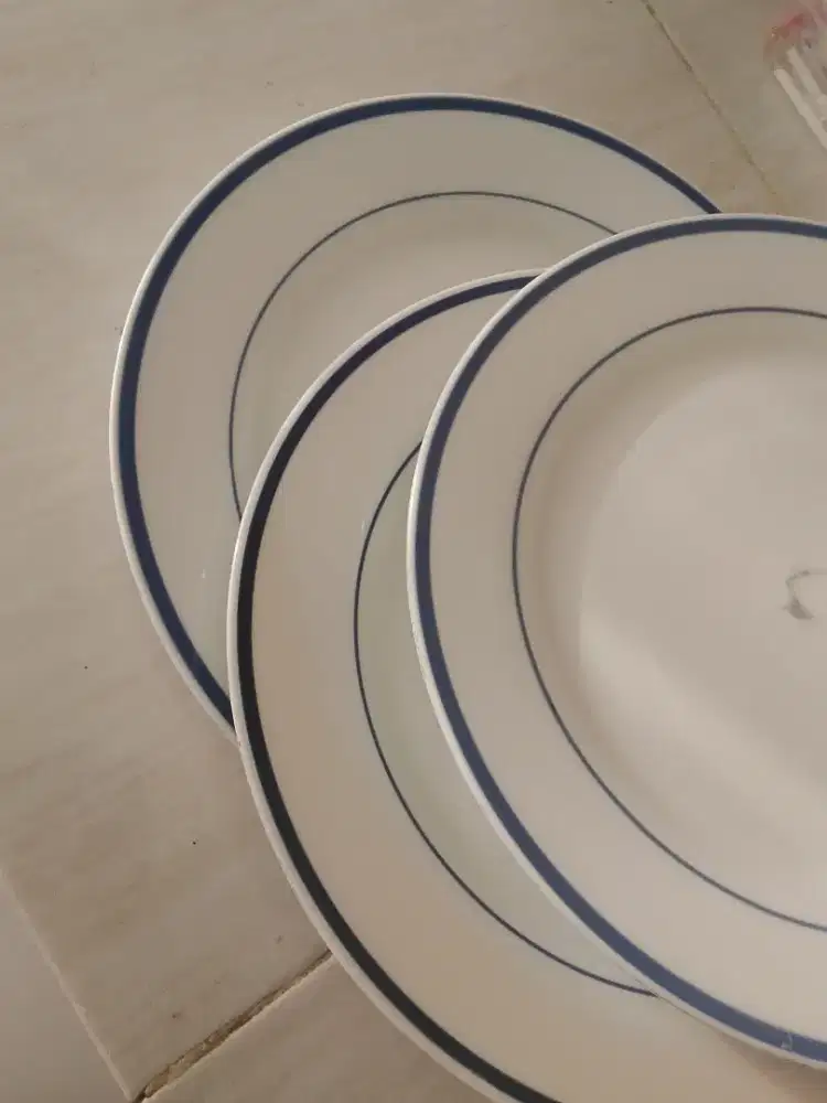 Dapat tiga piring porcelain tebal elegan