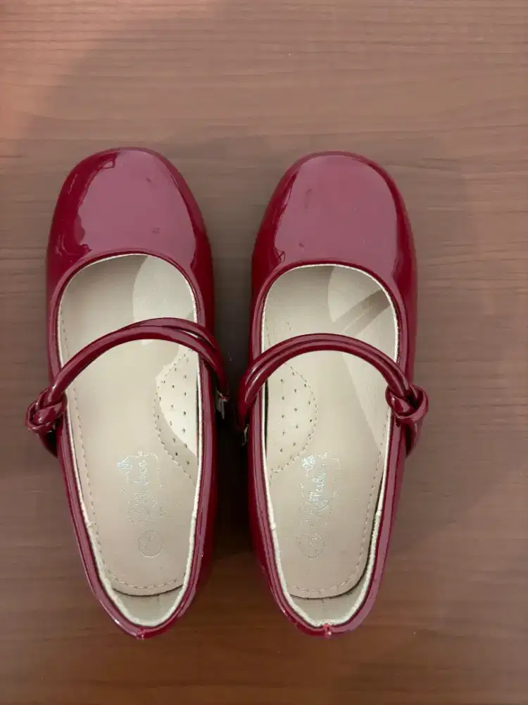 Sepatu merah anak