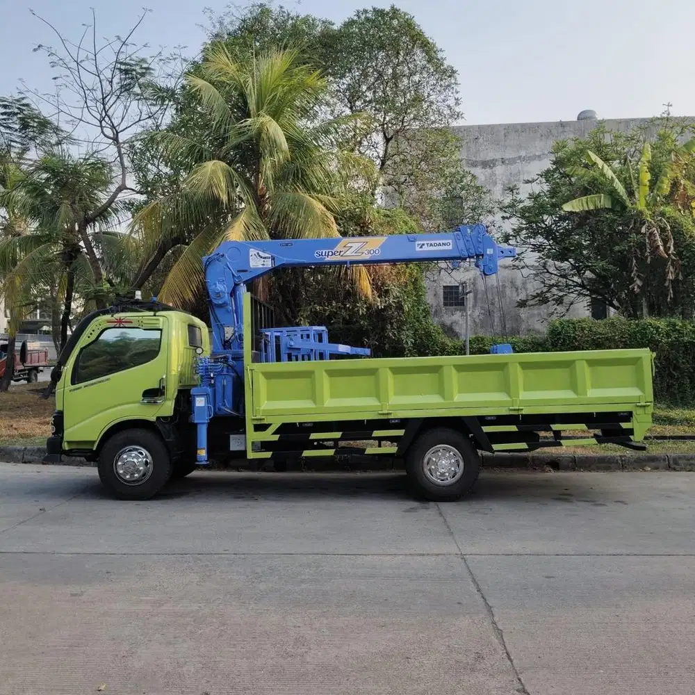 Truck crane hino dutro 2018 crane 3 ton 4 section